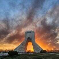 עשן עולה מאחורי אנדרטת אזאדי בטהרן, איראן, ב-3 במרץ 2026, לאחר המתקפה הצבאית האמריקאית-ישראלית | דאווד ע'הרדר/איסנא דרך AP עשן עולה מאחורי אנדרטת אזאדי בטהרן, איראן, ב-3 במרץ 2026, לאחר המתקפה הצבאית האמריקאית-ישראלית | דאווד ע'הרדר/איסנא דרך AP