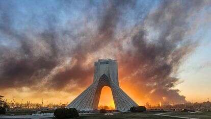 עשן עולה מאחורי אנדרטת אזאדי  בטהרן, איראן, ב-3 במרץ 2026, לאחר המתקפה הצבאית האמריקאית-ישראלית | דאווד ע'הרדר/איסנא דרך AP