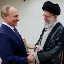 המנהיג העליון של איראן, האייתוללה עלי חמינאי, הוא ונשיא רוסיה ולדימיר פוטין מברכים זה את זה ב-19 ביולי 2022, במהלך פגישה בטהרן | Office of the Iranian Supreme Leader via AP