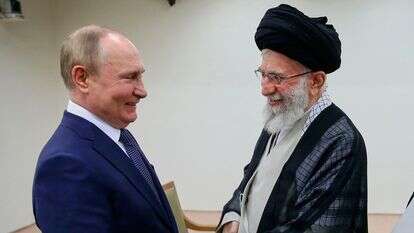 המנהיג העליון של איראן, האייתוללה עלי חמינאי, הוא ונשיא רוסיה ולדימיר פוטין מברכים זה את זה ב-19 ביולי 2022, במהלך פגישה בטהרן | Office of the Iranian Supreme Leader via AP המנהיג העליון של איראן, האייתוללה עלי חמינאי, הוא ונשיא רוסיה ולדימיר פוטין מברכים זה את זה ב-19 ביולי 2022, במהלך פגישה בטהרן | Office of the Iranian Supreme Leader via AP