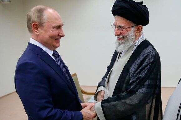 המנהיג העליון של איראן, האייתוללה עלי חמינאי, הוא ונשיא רוסיה ולדימיר פוטין מברכים זה את זה ב-19 ביולי 2022, במהלך פגישה בטהרן | Office of the Iranian Supreme Leader via AP