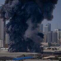 ענן עשן שחור עולה ממחסן באזור התעשייה של העיר שארג'ה בעקבות דיווחים על תקיפות איראניות בדובאי, איחוד האמירויות הערביות | AP/אלטף קאדרי ענן עשן שחור עולה ממחסן באזור התעשייה של העיר שארג'ה בעקבות דיווחים על תקיפות איראניות בדובאי, איחוד האמירויות הערביות | AP/אלטף קאדרי