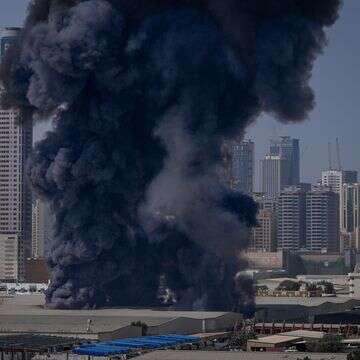 ענן עשן שחור עולה ממחסן באזור התעשייה של העיר שארג'ה בעקבות דיווחים על תקיפות איראניות בדובאי, איחוד האמירויות הערביות | AP/אלטף קאדרי ענן עשן שחור עולה ממחסן באזור התעשייה של העיר שארג'ה בעקבות דיווחים על תקיפות איראניות בדובאי, איחוד האמירויות הערביות | AP/אלטף קאדרי