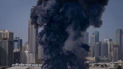 ענן עשן שחור עולה ממחסן באזור התעשייה של העיר שארג'ה בעקבות דיווחים על תקיפות איראניות בדובאי, איחוד האמירויות הערביות | AP/אלטף קאדרי