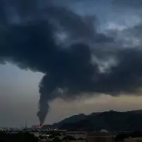 אש ועשן נראים לעין לאחר שלפי הרשויות, שרידי רחפן איראני שיירט פגעו במתקן הנפט פוג'יירה, איחוד האמירויות הערביות. | AP