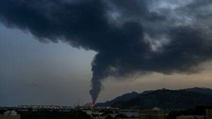 אש ועשן נראים לעין לאחר שלפי הרשויות, שרידי רחפן איראני שיירט פגעו במתקן הנפט פוג'יירה, איחוד האמירויות הערביות. | AP אש ועשן נראים לעין לאחר שלפי הרשויות, שרידי רחפן איראני שיירט פגעו במתקן הנפט פוג'יירה, איחוד האמירויות הערביות. | AP