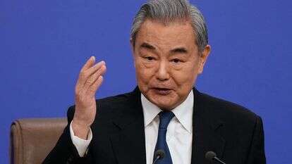 שר החוץ הסיני וואנג יי נואם במהלך מסיבת עיתונאים בשולי כינוס הקונגרס הלאומי העממי (NPC) במרכז התקשורת בבייג'ינג | AP;