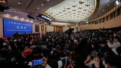 שר החוץ הסיני וואנג יי נואם במהלך מסיבת עיתונאים בשולי כינוס הקונגרס הלאומי העממי (NPC) במרכז התקשורת בבייג'ינג | AP