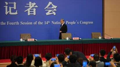 עיתונאים צילמו את שר החוץ הסיני וואנג יי מגיע למסיבת עיתונאים בשולי ועידת הקונגרס הלאומי העממי (NPC) במרכז התקשורת בבייג'ינג | AP