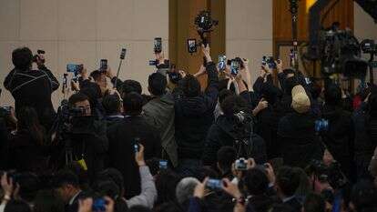 עיתונאים צילמו את שר החוץ הסיני וואנג יי מגיע למסיבת עיתונאים בשולי ועידת הקונגרס הלאומי העממי (NPC) במרכז התקשורת בבייג'ינג | AP