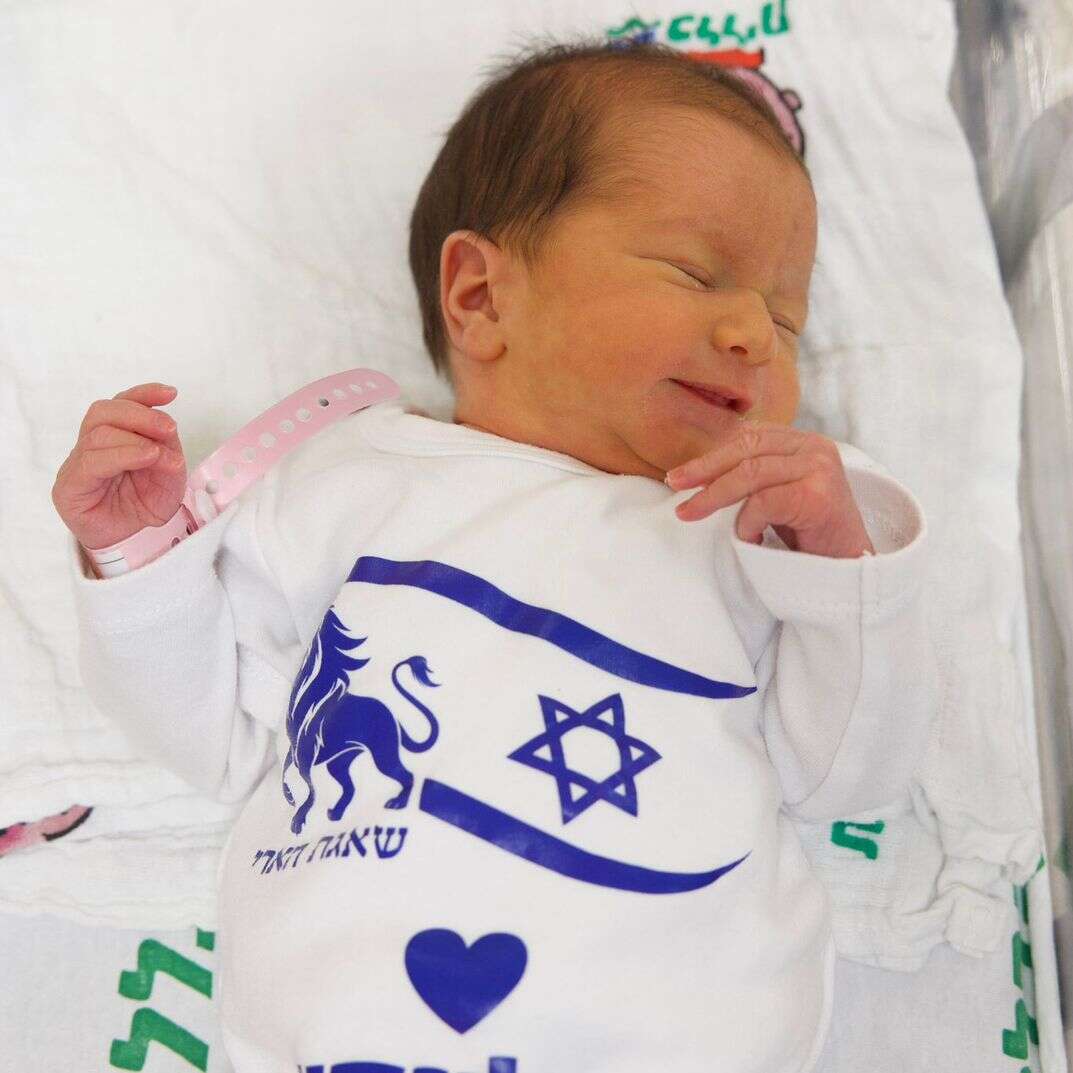 תינוק שנולד בזמן מבצע שאגת הארי, עם חולצה הנושאת את סמל המבצע | דוברות בילינסון תינוק שנולד בזמן מבצע שאגת הארי, עם חולצה הנושאת את סמל המבצע | דוברות בילינסון