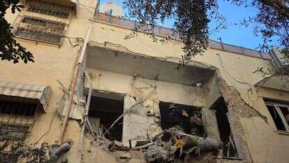 אחת מזירות הנפילה בגוש דן | כבאות והצלה לישראל אחת מזירות הנפילה בגוש דן | כבאות והצלה לישראל