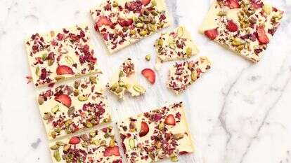 שוקולד לבן עם מי ורדים ופיסטוקים | אפרת ליכטנשטט