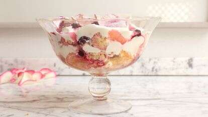 קינוח שכבות מרהיב שמכינים בקערה אחת | אפרת ליכטנשטט