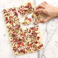 שוקולד לבן עם מי ורדים ופיסטוקים | אפרת ליכטנשטט