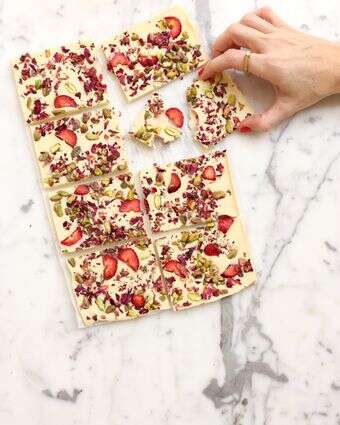 שוקולד לבן עם מי ורדים ופיסטוקים | אפרת ליכטנשטט