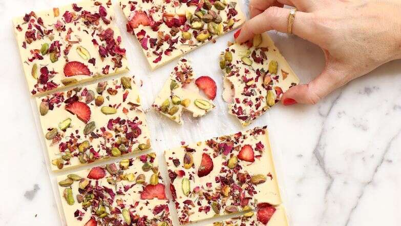 שוקולד לבן עם מי ורדים ופיסטוקים | אפרת ליכטנשטט