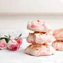 מרנג במי ורדים ופיסטוקים | אפרת ליכטנשטט