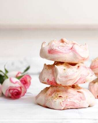 מרנג במי ורדים ופיסטוקים | אפרת ליכטנשטט