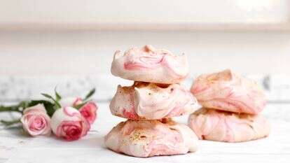 מרנג במי ורדים ופיסטוקים | אפרת ליכטנשטט