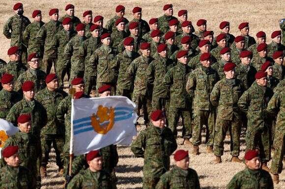 אנשי צבא עומדים בשורה לאחר שהשתתפו באימון הצנחנים הראשון של חטיבת ההגנה העצמית היבשתית היפנית של השנה במחנה נראשינו, בפונאבאשי, ליד טוקיו | EPA/FRANCK ROBICHON