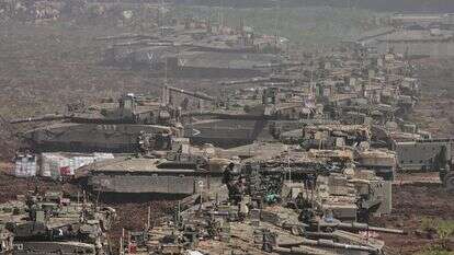 טנקים ישראליים חונים באזור היערכות בצפון ישראל סמוך לגבול עם לבנון | AP/אריאל שליט טנקים ישראליים חונים באזור היערכות בצפון ישראל סמוך לגבול עם לבנון | AP/אריאל שליט