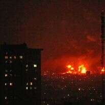 להבות עולות ממתקן אחסון נפט מדרום לטהרן בעקבות תקיפה במבצע "שאגת הארי" | AP / Vahid Salemi