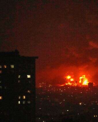 להבות עולות ממתקן אחסון נפט מדרום לטהרן בעקבות תקיפה במבצע "שאגת הארי" | AP / Vahid Salemi להבות עולות ממתקן אחסון נפט מדרום לטהרן בעקבות תקיפה במבצע "שאגת הארי" | AP / Vahid Salemi