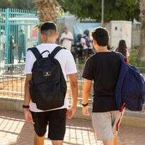 נערים בכניסה לבית ספרם | לירון מולדובן, פלאש 90