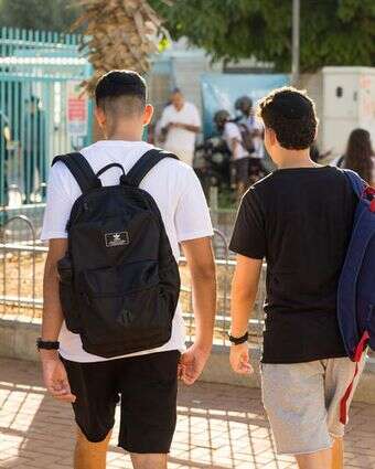 נערים בכניסה לבית ספרם | לירון מולדובן, פלאש 90