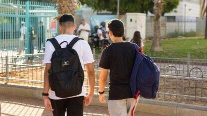 נערים בכניסה לבית ספרם | לירון מולדובן, פלאש 90