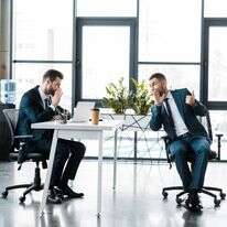 רכילות במקום העבודה מצריכה זהירות יתרה | שאטרסטוק