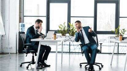 רכילות במקום העבודה מצריכה זהירות יתרה | שאטרסטוק