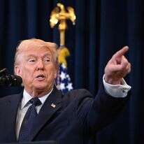 נשיא ארה"ב דונלד טראמפ נואם בפני כתבים במהלך מסיבת עיתונאים באולם טראמפ נשיונל דוראל מיאמי ב-9 במרץ 2026 בדוראל, פלורידה | רוברטו שמידט/Getty Images/AFP