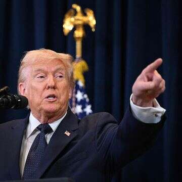 נשיא ארה"ב דונלד טראמפ נואם בפני כתבים במהלך מסיבת עיתונאים באולם טראמפ נשיונל דוראל מיאמי ב-9 במרץ 2026 בדוראל, פלורידה | רוברטו שמידט/Getty Images/AFP