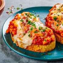 נשנוש אמריקני מנחם: טוסט פיצה עם שעועית לבנה וגבינה | ריי לופז; עיצוב אוכל מאת קרולין רוב עבור הוושינגטון פוסט