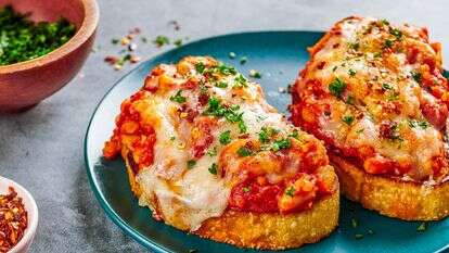 נשנוש אמריקני מנחם: טוסט פיצה עם שעועית לבנה וגבינה | ריי לופז; עיצוב אוכל מאת קרולין רוב עבור הוושינגטון פוסט