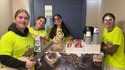 צעירות מתוכנית "מסע" שבחרו להישאר בישראל ולהתנדב | אוסף פרטי