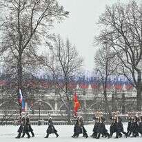משמרות כבוד רוסים צועדים בזמן שנשיא מדגסקר, מיכאל רנדרנירינה, משתתף בטקס הנחת זרים בקבר החייל האלמוני ליד חומת הקרמלין במוסקבה | קטור רטמאל / פול / AFP