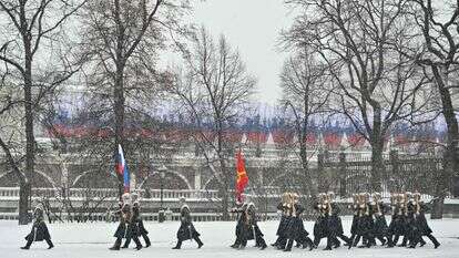 משמרות כבוד רוסים צועדים בזמן שנשיא מדגסקר, מיכאל רנדרנירינה, משתתף בטקס הנחת זרים בקבר החייל האלמוני ליד חומת הקרמלין במוסקבה | קטור רטמאל / פול / AFP