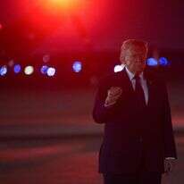 נשיא ארה"ב דונלד טראמפ יורד מחיל האוויר הראשון עם הגעתו לבסיס המשותף אנדרוז במרילנד, 9 במרץ 2026 | שאול לוב / AFP