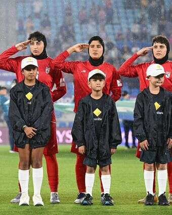 שחקניות איראן במהלך ההמנון הלאומי שלהן לקראת משחק גביע אסיה לנשים בכדורגל בין איראן לפיליפינים ברובינה, אוסטרליה | דייב האנט/AAPImage דרך AP