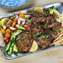 עוף צלוי עם שום, צ'ילי ותפוז | ריי לופז; עיצוב אוכל מאת קרולין רוב/שניהם עבור הוושינגטון פוסט