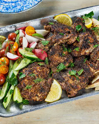 עוף צלוי עם שום, צ'ילי ותפוז | ריי לופז; עיצוב אוכל מאת קרולין רוב/שניהם עבור הוושינגטון פוסט