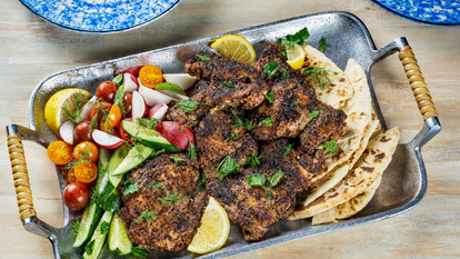 עוף צלוי עם שום, צ'ילי ותפוז | ריי לופז; עיצוב אוכל מאת קרולין רוב/שניהם עבור הוושינגטון פוסט