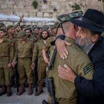 חייל צה"ל מתחבק עם מבוגר חרדי בכותל המערבי | חיים גולדברג, פלאש 90