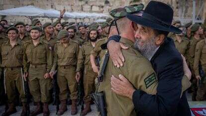 חייל צה"ל מתחבק עם מבוגר חרדי בכותל המערבי | חיים גולדברג, פלאש 90