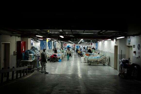 מטופלים וצוות רפואי נראים בחניון תת קרקעי שהוסב למחלקת טיפולים בבית החולים איכילוב בתל אביב | Flash90