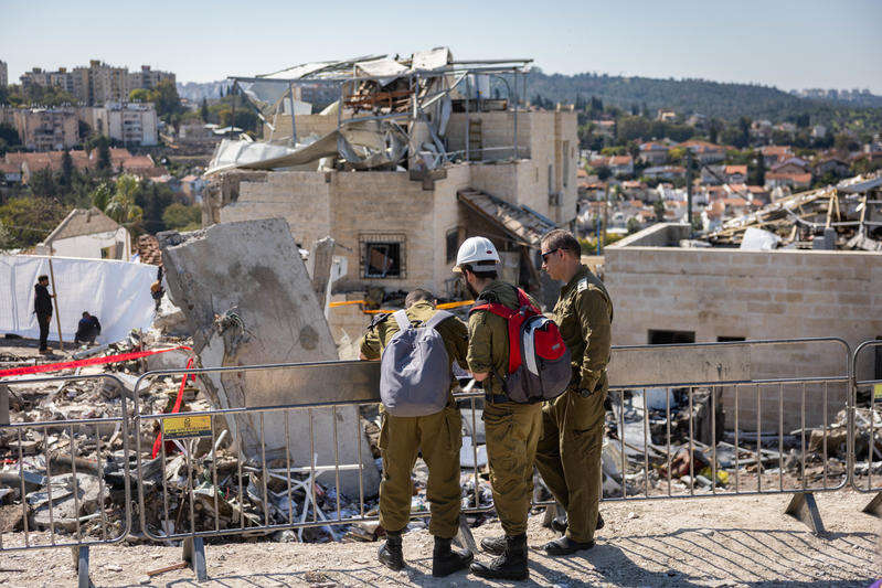 זירת נפילת הטיל בבית שמש, שגרם למותם של תשעה אזרחים | יונתן זינדל, פלאש 90