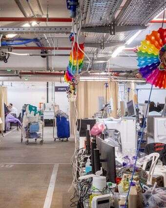 מאשופזים בחניון בית החולים שערי צדק בזמן שאגת הארי | Chaim Goldberg/Flash90